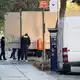 Polizeibeamte durchsuchen einen Lastwagen im Ortsteil Gesundbrunnen.  - Bild: Sven Kaueler/dpa