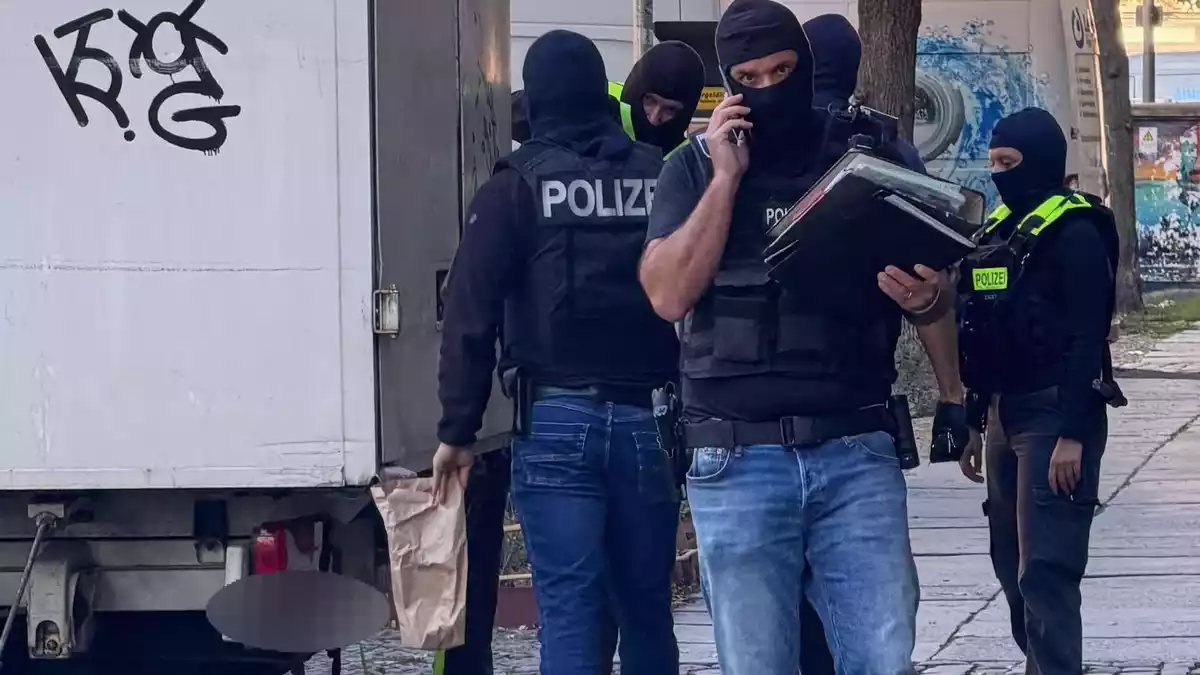 Bei den Razzien sind auch Spezialkräfte der Polizei im Einsatz. - Bild: Sven Kaueler/dpa