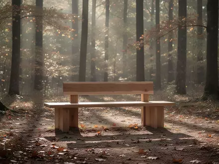 Eine leere Holzbank in einer ruhigen Waldlichtung im Herbstlicht als Symbol fĂĽr Erholung und mentale Entspannung. - Foto: ĂĽber boerse-global.de