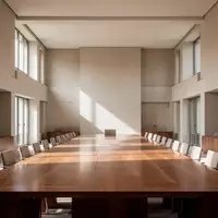 Ein heller, minimalistischer Konferenzraum in einem modernen europäischen Verwaltungsgebäude mit großen Fenstern. - Foto: über boerse-global.de