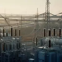 Ein großes Umspannwerk mit Hochspannungstransformatoren und Kabeln entlang einer Autobahntrasse zur Energieversorgung. - Foto: über boerse-global.de