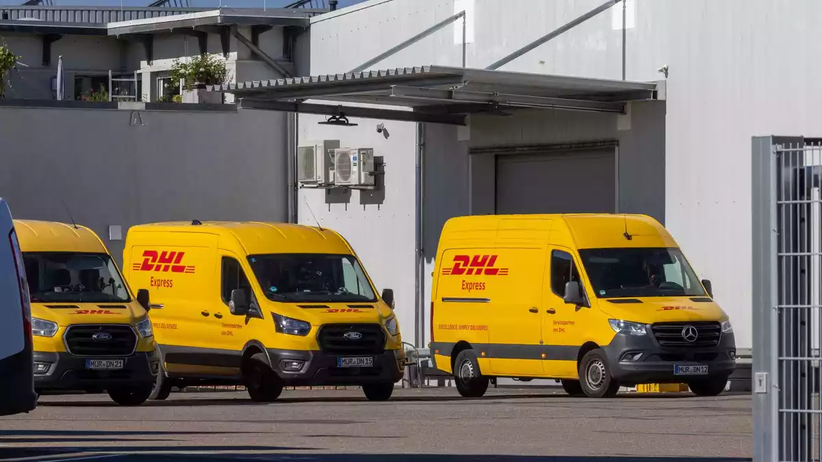 Das DHL-Zentrum in Leizen wurde vorsorglich gesperrt.  - Bild: Jens Büttner/dpa