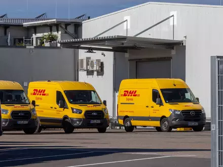 Das DHL-Zentrum in Leizen wurde vorsorglich gesperrt.  - Foto: Jens Büttner/dpa