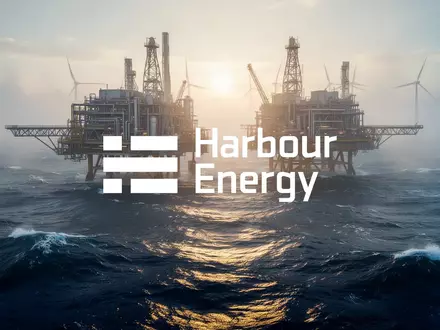 Industrielle Offshore-Anlage zur CO2-Speicherung inmitten einer nebligen Meereslandschaft. - Foto: über boerse-global.de