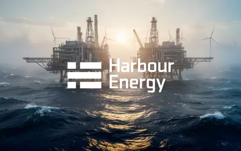 Industrielle Offshore-Anlage zur CO2-Speicherung inmitten einer nebligen Meereslandschaft. - Foto: über boerse-global.de