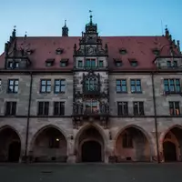 Historische Fassade eines deutschen Rathauses in der Dämmerung mit Fokus auf Architektur und Steinmauerwerk. - Foto: über boerse-global.de