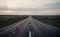 Eine leere, asphaltierte Landstraße, die sich in die Ferne erstreckt und die Assoziation von Fahrleistung und Distanz weckt. - Foto: über boerse-global.de