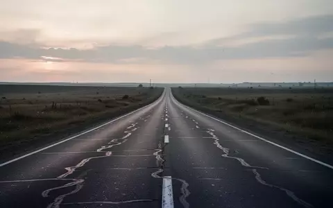 Eine leere, asphaltierte Landstraße, die sich in die Ferne erstreckt und die Assoziation von Fahrleistung und Distanz weckt. - Foto: über boerse-global.de