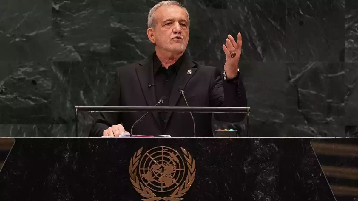 Der iranische Präsident Massud Peseschkian hat sich bei der UN-Generaldebatte gegen Anschuldigungen der USA gewehrt.  - Bild: Heather Khalifa/FR172147 AP/AP/dpa