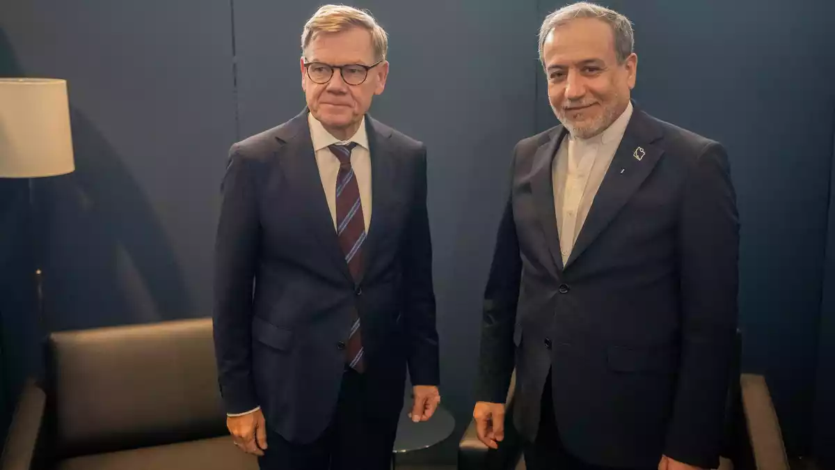 Außenminister Johann Wadephul (l) traf auch mit seinem iranischen Amtskollegen Abbas Araghtschi zusammen. - Bild: Michael Kappeler/dpa