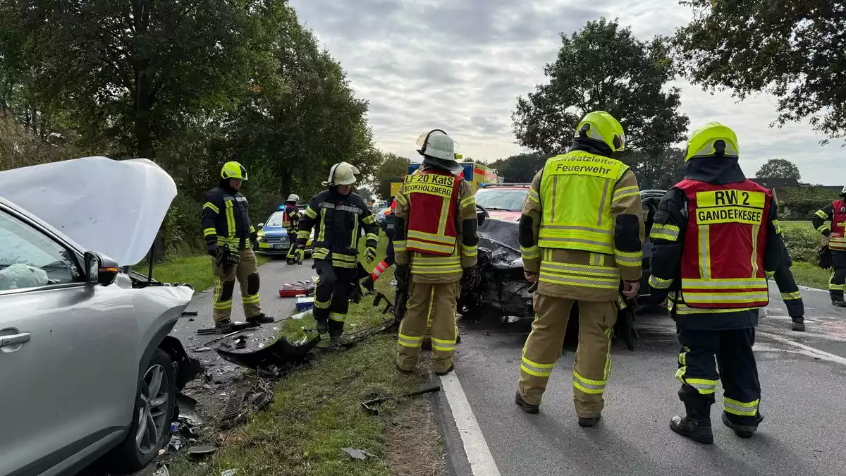 FW-OLL: Verkehrsunfall auf der B212 - 3 Schwerverletzte sowie Rettungshubschrauber im Einsatz. - Bild: presseportal.de