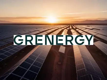 Moderne Solarpark-Anlage in einer Wüstenlandschaft bei Sonnenuntergang. - Foto: über boerse-global.de