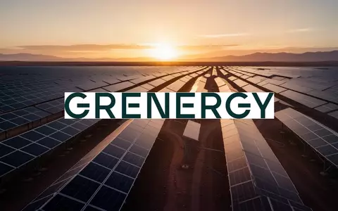 Moderne Solarpark-Anlage in einer Wüstenlandschaft bei Sonnenuntergang. - Foto: über boerse-global.de