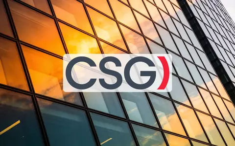 Abstrakte Darstellung einer modernen Glasfassade bei Sonnenaufgang als Symbol für positives Marktwachstum. - Foto: über boerse-global.de