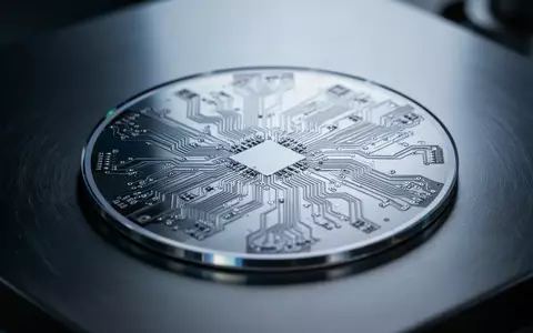 Nahaufnahme eines Silizium-Wafers mit präzisen Mikrochip-Strukturen auf einer dunklen, metallischen Oberfläche. - Foto: über boerse-global.de