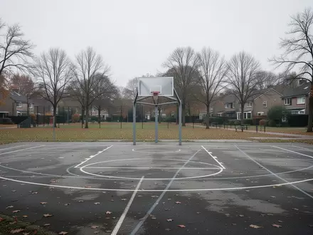 Ein leerer, öffentlicher Sportplatz in einem Park an einem bewölkten Tag. - Foto: über boerse-global.de