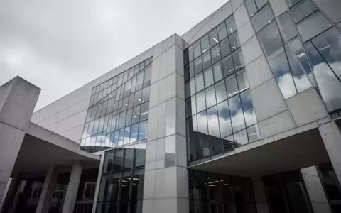 Moderne Fassade eines Regierungsgebäudes aus Glas und Beton bei bewölktem Himmel. - Foto: über boerse-global.de