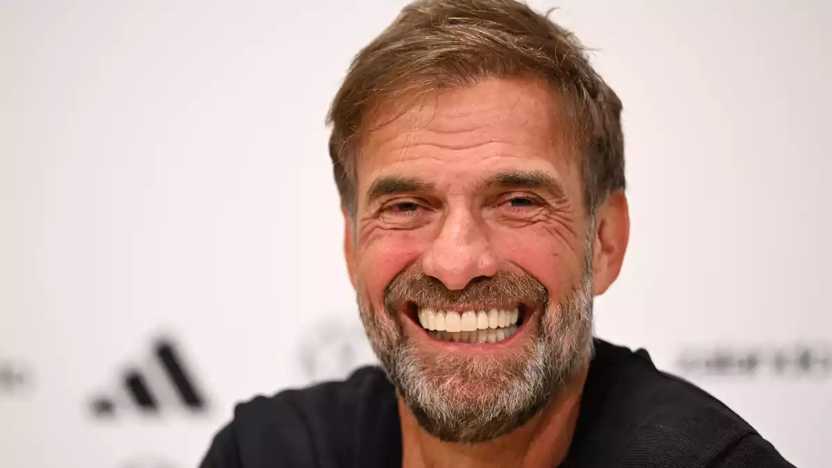 Los geht's: Bei der Pressekonferenz in der Amsterdam-Arena war Jürgen Klopp noch total locker. - Bild: Federico Gambarini/dpa
