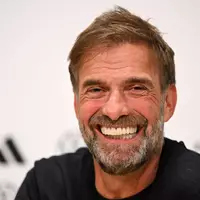 Los geht's: Bei der Pressekonferenz in der Amsterdam-Arena war Jürgen Klopp noch total locker. - Foto: Federico Gambarini/dpa