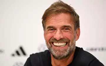 Los geht's: Bei der Pressekonferenz in der Amsterdam-Arena war Jürgen Klopp noch total locker. - Foto: Federico Gambarini/dpa