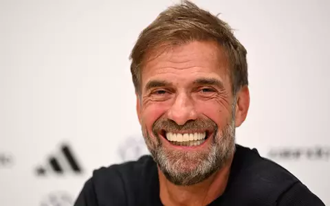 Los geht's: Bei der Pressekonferenz in der Amsterdam-Arena war Jürgen Klopp noch total locker. - Foto: Federico Gambarini/dpa