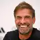 Los geht's: Bei der Pressekonferenz in der Amsterdam-Arena war Jürgen Klopp noch total locker. - Bild: Federico Gambarini/dpa
