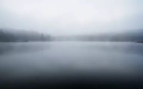 Ein ruhiger, nebliger See bei Morgenlicht, der eine Atmosphäre der Introspektion und emotionalen Klarheit vermittelt. - Foto: über boerse-global.de