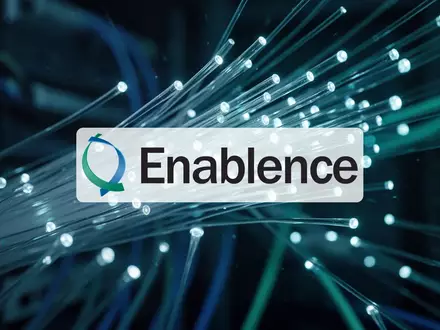 Abstrakte Darstellung von Glasfasertechnologie und Datenwachstum mit leuchtenden Lichtimpulsen in einem modernen Netzwerk. - Foto: über boerse-global.de