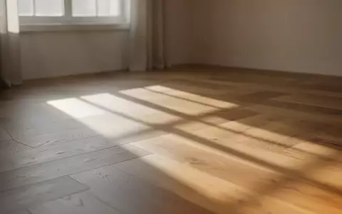 Ein minimalistischer, leerer Raum mit einfallendem Tageslicht und klaren Schattenstrukturen auf einem Holzboden. - Foto: über boerse-global.de