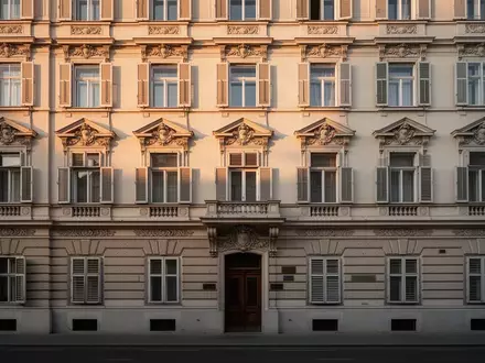 Fassade eines historischen Wiener Wohnhauses in der Abendsonne. - Foto: über boerse-global.de