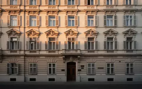 Fassade eines historischen Wiener Wohnhauses in der Abendsonne. - Foto: über boerse-global.de