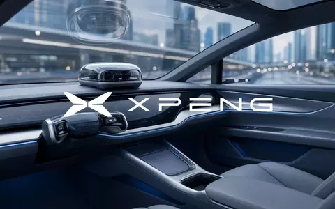 Futuristisches Interieur eines autonomen Fahrzeugs mit modernster Sensortechnik vor einer verschwommenen Stadtkulisse. - Foto: über boerse-global.de