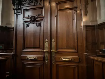 Schwere hölzerne Gerichtstür in einem historischen Gerichtsgebäude - Foto: über boerse-global.de