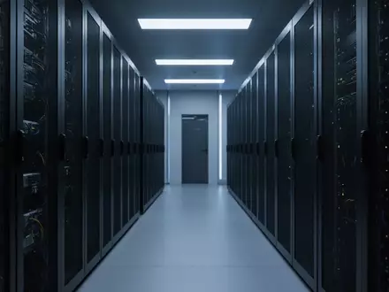 Moderne, minimalistische Server-Infrastruktur in einem klimatisierten Rechenzentrum mit blauer Beleuchtung. - Foto: über boerse-global.de
