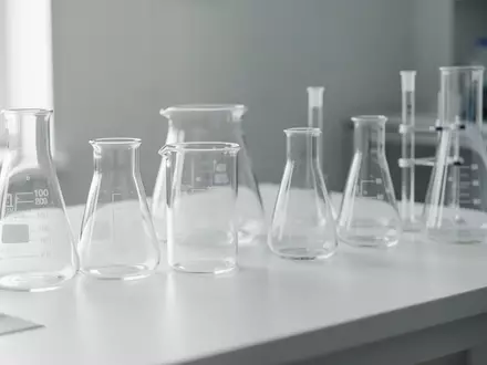 Laborausstattung mit Glasgefäßen in einer klinischen Umgebung - Foto: über boerse-global.de