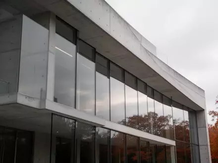 Minimalistische Betonfassade eines Regierungsgebäudes unter grauem Himmel. - Foto: über boerse-global.de