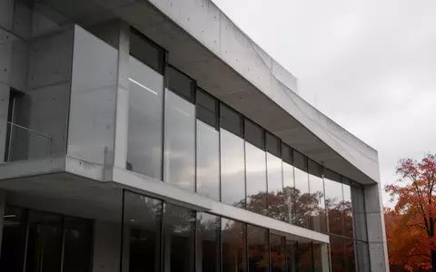 Minimalistische Betonfassade eines Regierungsgebäudes unter grauem Himmel. - Foto: über boerse-global.de