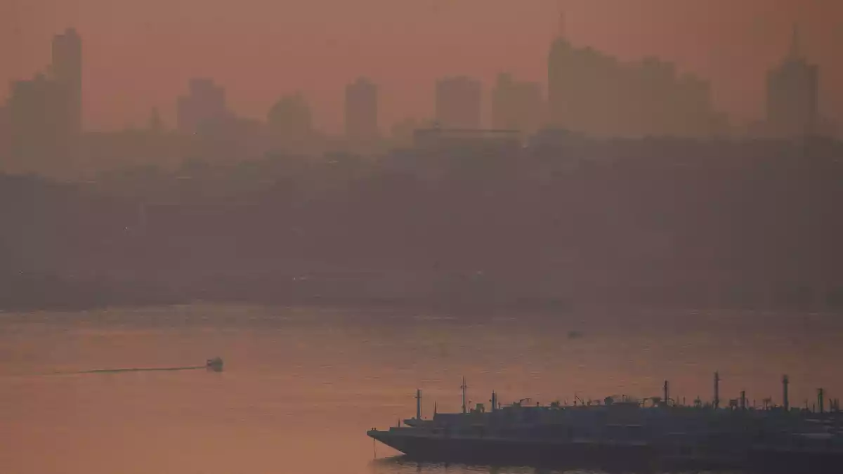Die brasilianische Amazonas-Metropole Manaus ist von dichtem Rauch eingehüllt. - Bild: Edmar Barros/AP/dpa