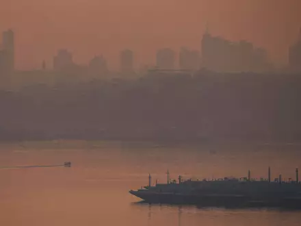 Die brasilianische Amazonas-Metropole Manaus ist von dichtem Rauch eingehüllt. - Foto: Edmar Barros/AP/dpa