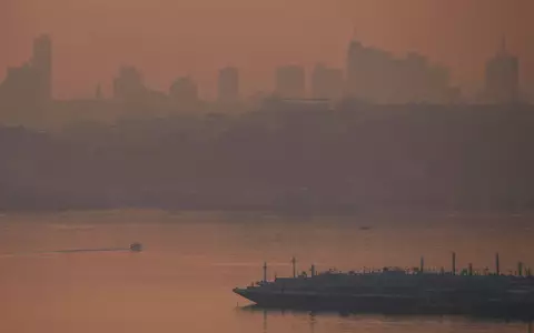 Die brasilianische Amazonas-Metropole Manaus ist von dichtem Rauch eingehüllt. - Foto: Edmar Barros/AP/dpa