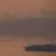 Die brasilianische Amazonas-Metropole Manaus ist von dichtem Rauch eingehüllt. - Bild: Edmar Barros/AP/dpa