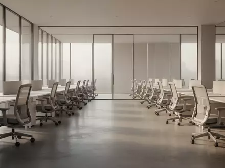 Ein leerer, moderner Büroraum mit unbesetzten Schreibtischen und Stühlen in einer minimalistischen Architektur. - Foto: über boerse-global.de