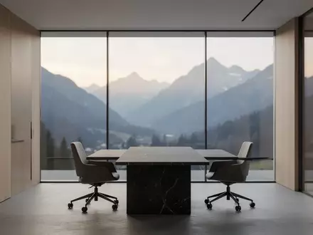 Ein minimalistisches, leeres Büro mit Blick auf eine Schweizer Berglandschaft bei Tagesanbruch. - Foto: über boerse-global.de