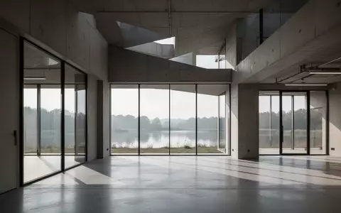 Ein minimalistisches, modernes Bürogebäude mit klaren architektonischen Linien und natürlichem Lichteinfall in einer ruhigen Umgebung. - Foto: über boerse-global.de
