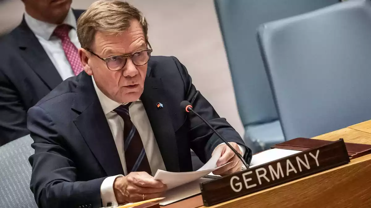 Außenminister Johann Wadephul (CDU) wird Russland in einer Sitzung des UN-Sicherheitsrates eine Eskalation der hybriden Angriffe in Europa vor. - Bild: Michael Kappeler/dpa