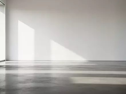 Ein minimalistischer, moderner Innenraum mit poliertem Betonboden und sanftem, natürlichem Tageslicht. - Foto: über boerse-global.de