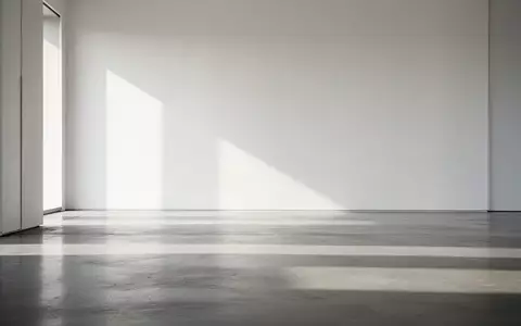 Ein minimalistischer, moderner Innenraum mit poliertem Betonboden und sanftem, natürlichem Tageslicht. - Foto: über boerse-global.de