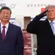 Trump salutiert zur Nationalhymne. - Bild: Alex Brandon/AP/dpa