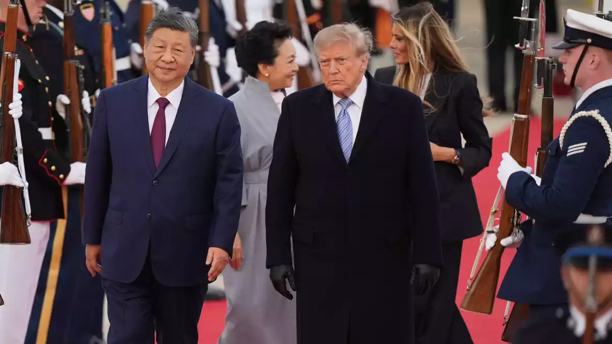 Peng Liyuan und Melania Trump begleiten die Staatschefs. - Bild: Mark Schiefelbein/AP/dpa