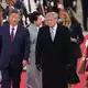 Peng Liyuan und Melania Trump begleiten die Staatschefs. - Bild: Mark Schiefelbein/AP/dpa